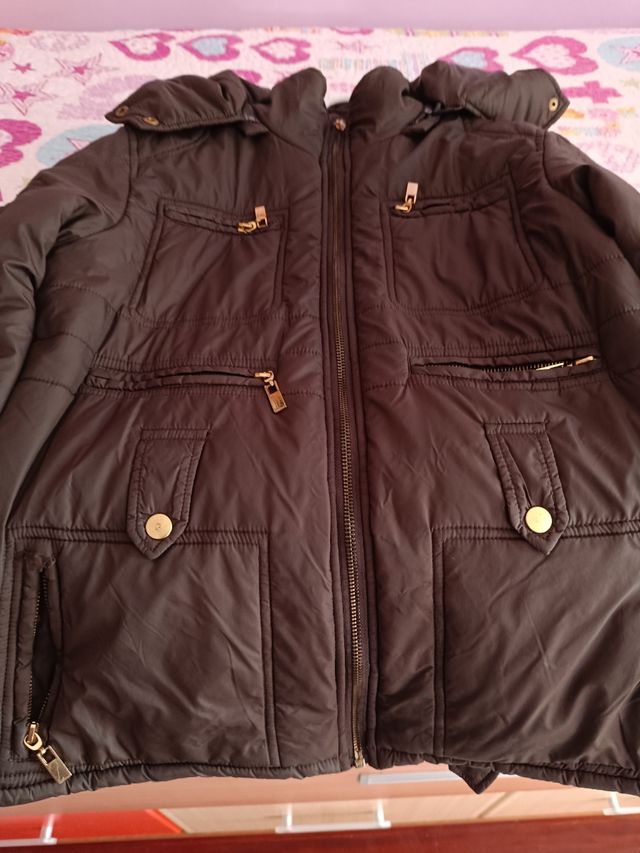 Cazadora marrón con capucha