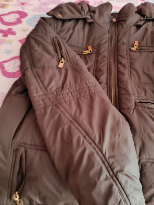 Cazadora marrón con capucha