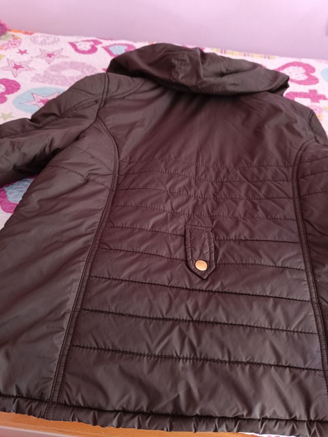 Cazadora marrón con capucha