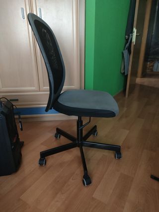Silla de oficina IKEA gris y negra