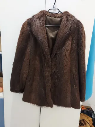 Abrigo corto de piel marrón