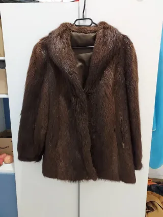 Abrigo corto de piel marrón