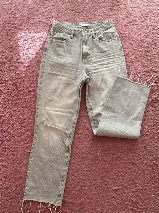 Pantalón vaquero Zara gris desgastado.