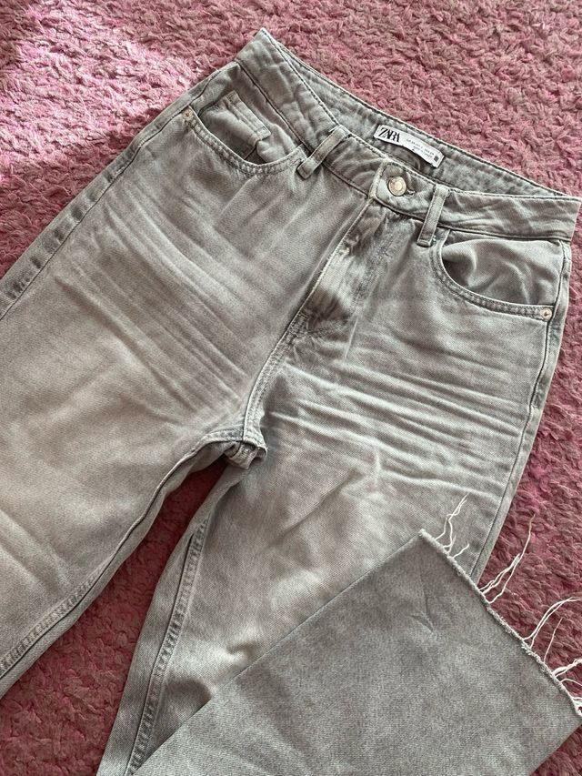 Pantalón vaquero Zara gris desgastado.