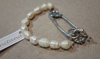 Pulsera  perlas y broche seguridad plateado