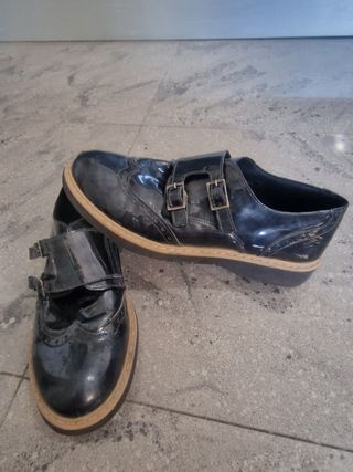 Zapatos charol azul oscuro con hebillas