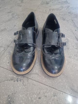 Zapatos charol azul oscuro con hebillas