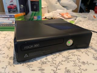 Xbox 360 250GB con 2 mandos y caja original