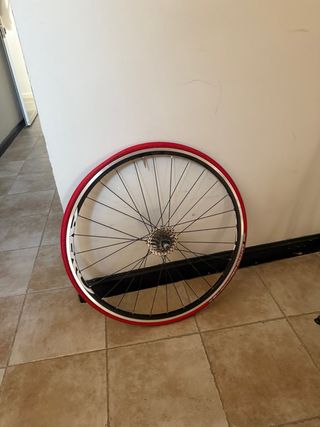 Rueda de bicicleta de carretera con cubierta roja