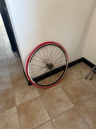 Rueda de bicicleta de carretera con cubierta roja