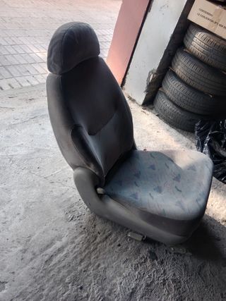 Asiento de coche con reposacabezas