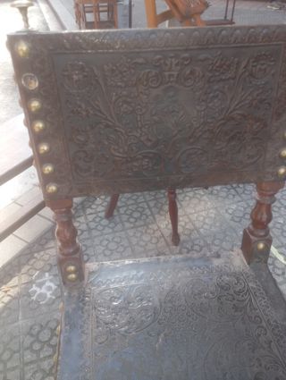 Sillón antiguo de cuero y madera