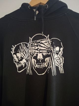 Sudadera negra con estampado de calaveras