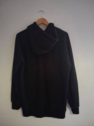 Sudadera negra con estampado de calaveras