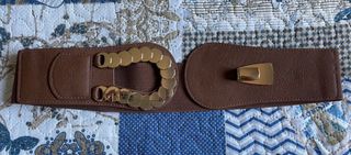 Cinturón marrón elástico con hebilla dorada