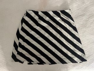 Falda de rayas blancas y negras