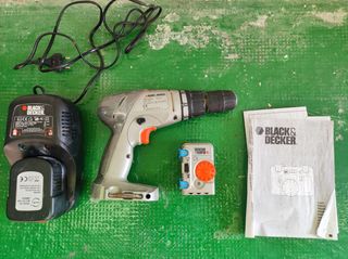 Taladro Black & Decker con cargador y batería