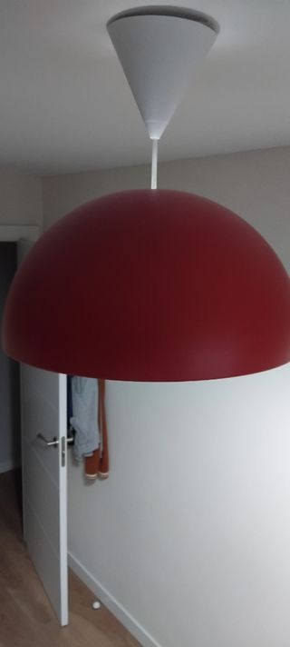 Lámpara de techo roja y blanca en perfecto estado
