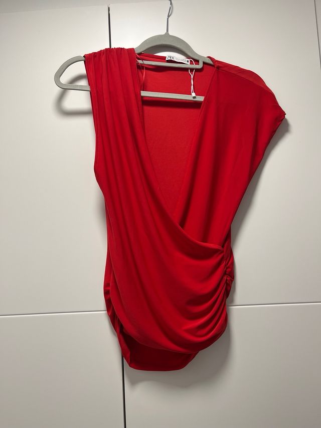 Top asimétrico rojo Zara