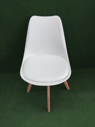 Silla blanca de plástico y madera