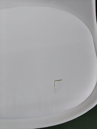 Silla blanca de plástico y madera