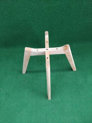 Silla blanca de plástico y madera
