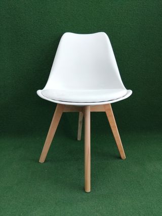 Silla blanca de plástico y madera