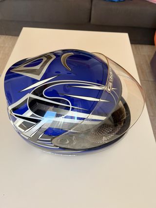 Casco de moto azul con visera