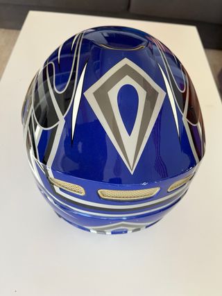 Casco de moto azul con visera