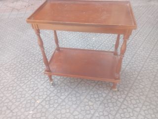 Mesa auxiliar de madera con ruedas