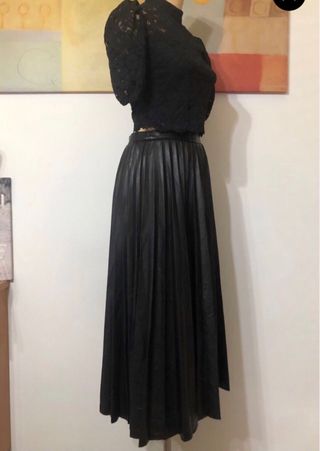 Falda Mango efecto piel plisada negra