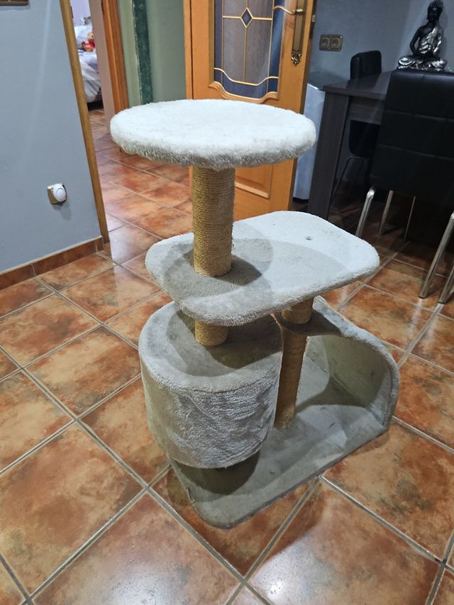 Rascador para gatos tipo torre