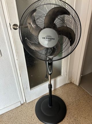 Ventilador de pie negro