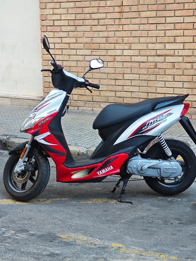 Yamaha Jog RR Roja y Blanca