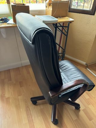 2 sillones de oficina de cuero y madera