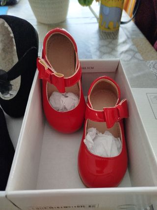 Zapatos nuevos núm 22 rojos i negros 
