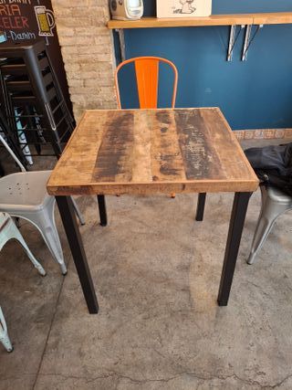 Mesa de madera natural con patas de metal