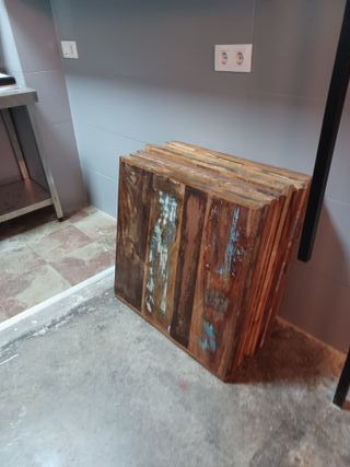 Mesa de madera natural con patas de metal