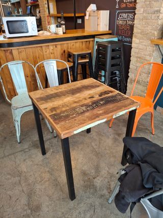Mesa de madera natural con patas de metal