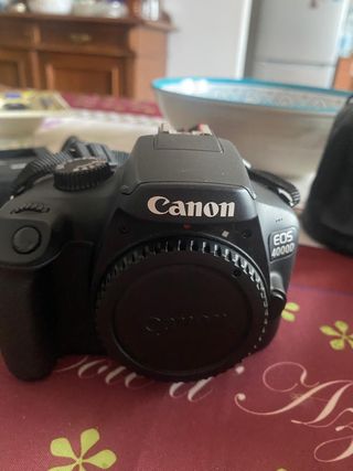Canon EOS 4000D con obiettivi