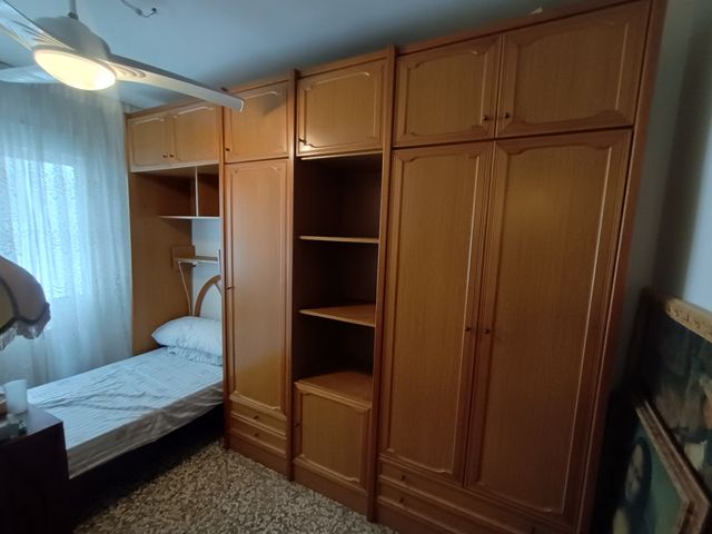 Mueble de dormito con cama y armarios
