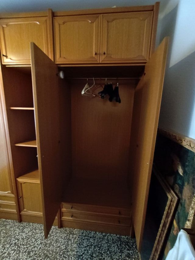 Mueble de dormito con cama y armarios