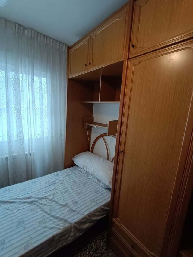 Mueble de dormito con cama y armarios