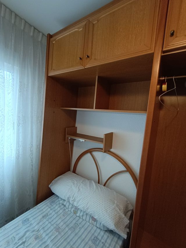 Mueble de dormito con cama y armarios