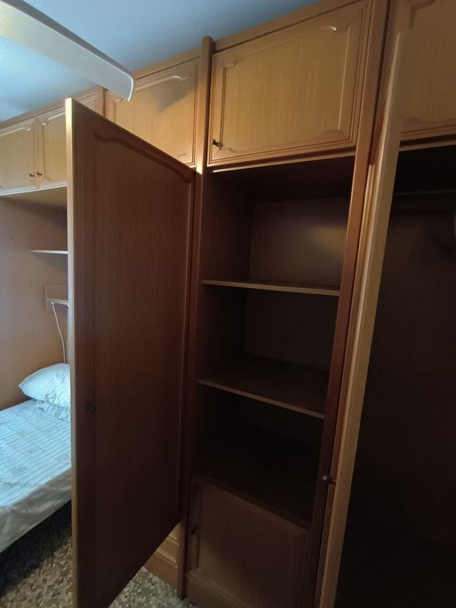 Mueble de dormito con cama y armarios