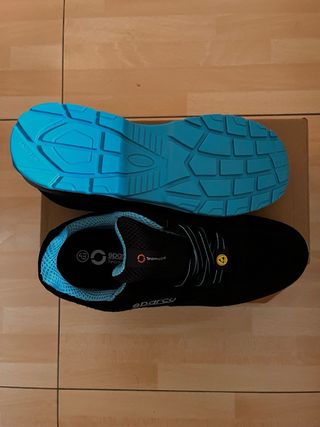 Zapatos de seguridad Sparco negros y azules.
