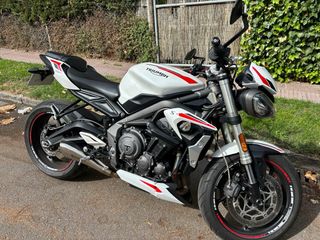 Triumph Street Triple 660 ABS S 2020 + Casco HJC