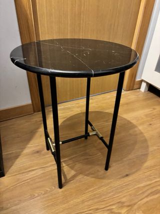 Mesa auxiliar mármol negro y dorado