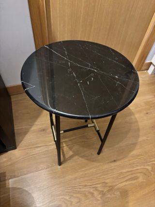 Mesa auxiliar mármol negro y dorado