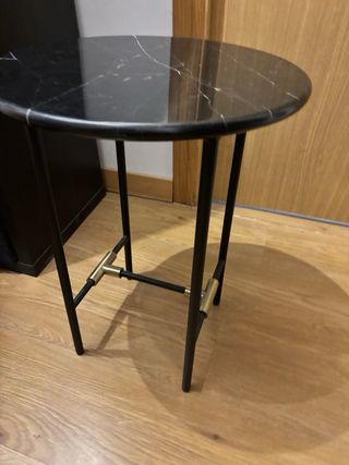 Mesa auxiliar mármol negro y dorado